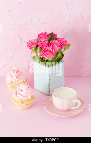 Rosa vertikales Banner mit verzierten Cupcakes, Tasse Kaffee mit Milch und Blumenstrauß aus Rosen in retro shabby chic Vase - Schöne congratula Stockfoto