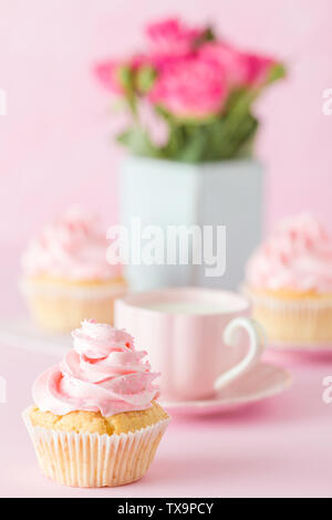 Rosa vertikales Banner mit verzierten Cupcakes, Tasse Kaffee mit Milch und Blumenstrauß aus Rosen in retro shabby chic Vase - Schöne congratula Stockfoto