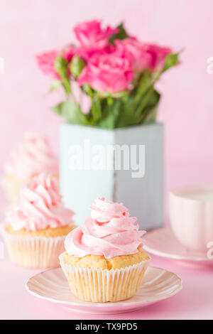 Rosa vertikales Banner mit verzierten Cupcakes, Tasse Kaffee mit Milch und Blumenstrauß aus Rosen in retro shabby chic Vase - Schöne congratula Stockfoto