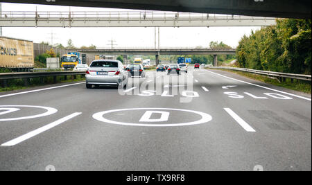 Deutschland - Sep 27, 2013: Treiber POV vorne, die Autos fahren und D, Slo aus Slowenien Richtung auf dem Asphalt näher Grenze - Fahrt auf deutschen Autobahnen Stockfoto