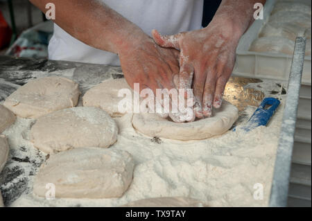 Vorbereitung Pizza Margherita Teig auf einer Arbeitsplatte. Stockfoto