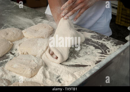 Vorbereitung Pizza Margherita Teig auf einer Arbeitsplatte. Stockfoto