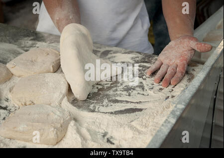 Vorbereitung Pizza Margherita Teig auf einer Arbeitsplatte. Stockfoto