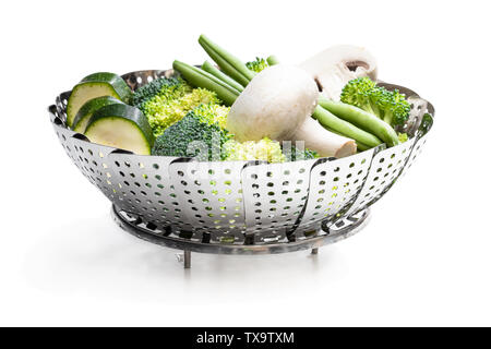 Frisches rohes Gemüse in Dampf Korb. Bereit für das Kochen. Stockfoto