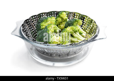 Frisches rohes Gemüse in Dampf Korb. Bereit für das Kochen. Stockfoto