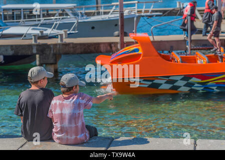 Two boys on the waterfront, Queenstown, New Zealand. Back view. With selective focus. Stockfoto
