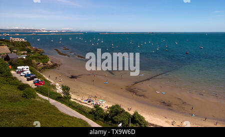 Drone Blick auf Schloss Abdeckung Strand in Dorchester, Dorset, mit Segelbooten und klares Wasser über Sand Stockfoto