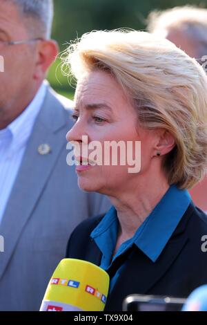 Deutschland, Mecklenburg-Vorpommern - Juni 24, 2019 - Eurofighter Typhon stürzt in Deutschland - Ursula von der Leyen, die auf der ersten Pressekonferenz Stockfoto