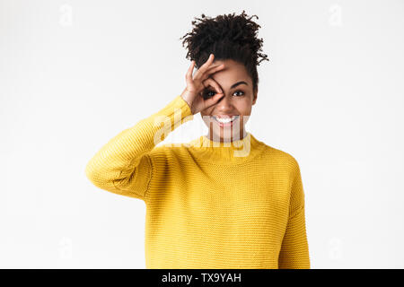 Bild Nahaufnahme von positive afrikanische amerikanische Frau an der Kamera suchen und auf "OK", singen auf weißem Hintergrund Stockfoto