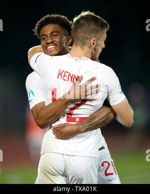 England's Jonjoe Kenny (zurück zur Kamera) feiert seine Seiten zählenden Dritten Ziel des Spiels mit Teamkollege Reiss Nelson während der 2019 UEFA U-21 Europameisterschaft match Im Stadion San Marino, Serravalle. Stockfoto