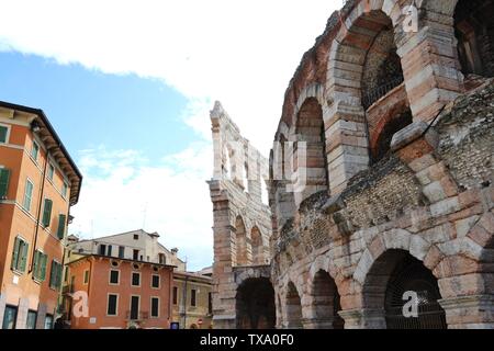 Blick auf die Ruinen der Außenwände der Arena di Verona, den berühmten Sommer Open Stage Theater, einer der beliebtesten in Italien Opera Theater. Stockfoto