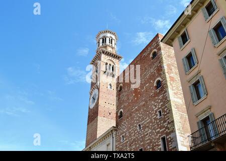 Nahaufnahme der Dei Lamberti mittelalterlichen Turm mit Uhr des Palastes della Ragione in Verona. Stockfoto