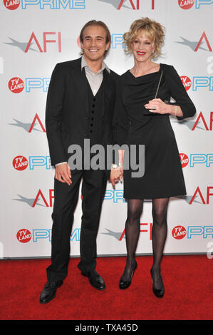 LOS ANGELES, Ca. Juni 11, 2009: Melanie Griffith & Schritt-Sohn Jesse Wayne Johnson, Sohn von Don Johnson, auf der 37 AFI Life Achievement Award Gala bei Sony Studios, Los Angeles, in dem Michael Douglas mit der AFI Life Achievement Award geehrt wurde. © 2009 Paul Smith/Featureflash Stockfoto