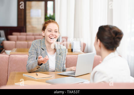 Freundliche Damen im Cafe chatten Stockfoto