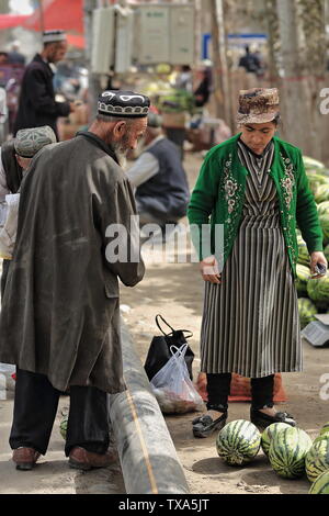 Uyghur Waternelon verkauft Frau und alten Käufer. Viehmarkt-Hotan-Xinjiang-China-0198 Stockfoto