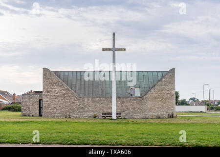 Eine 33 m hohe Kreuz außerhalb der Kirche St. Nikolaus in Hotel southbourne am Meer in der Nähe von Bournemouth, Dorset, England, Großbritannien Stockfoto