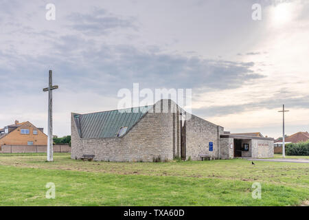 33 ft High Cross außerhalb der Kirche St. Nikolaus in Hotel southbourne am Meer in der Nähe von Bournemouth, Dorset, England, Großbritannien Stockfoto