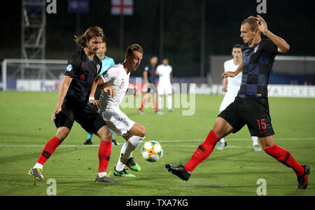 Der Engländer James Maddison (Mitte) unter Druck während der 2019 UEFA U-21 Europameisterschaft match Im Stadion San Marino, Serravalle. Stockfoto