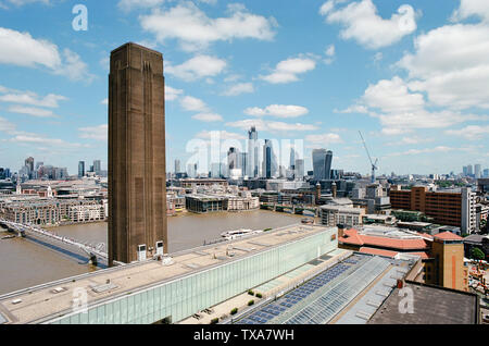 Ansicht der Stadt von London von der Oberseite des Tate Modern, mit einen Blick aus der Vogelperspektive auf die Millennium Bridge, London Bridge und der Square Mile Stockfoto