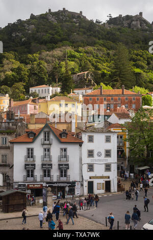 Blick auf die Burg der Mauren über bunte Stadt Zentrum an der UNESCO-Weltkulturerbe Sintra am Hang der Serra de Sintra, Portugal. Stockfoto