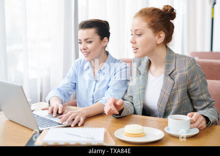 Arbeiten an web Projekt im Cafe Stockfoto