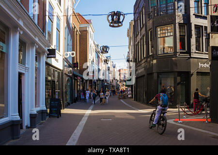 Den Haag (Den Haag), die Niederlande, Holland,, 20. April 2019. Plätze, Straßen in der alten Stadt, eine Straße mit Geschäften und Cafés, Monument, Kirchen Stockfoto