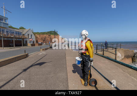 RNLI Schaufensterpuppe auf der Strandpromenade in Sidmouth, einem kleinen beliebten Südküste Küstenstadt in Devon, im Südwesten Englands Stockfoto