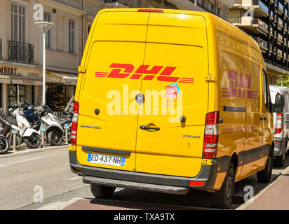 CANNES, Frankreich - April 2019: DHL-Lieferwagen an einer Seitenstraße in Cannes geparkt Stockfoto