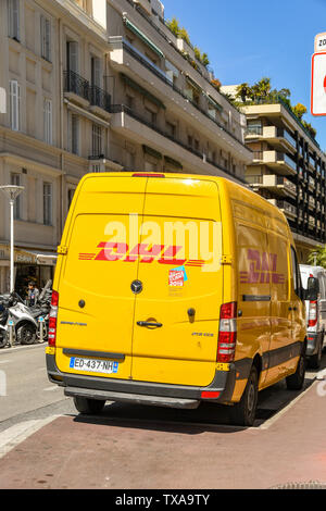 CANNES, Frankreich - April 2019: DHL-Lieferwagen an einer Seitenstraße in Cannes geparkt Stockfoto