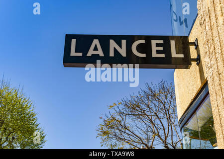 CANNES, Frankreich - April 2019: Zeichen über dem Eingang zum Lancel Store auf der Strandpromenade von Cannes. Stockfoto