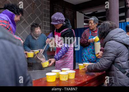 Jedes Jahr an der Laba Festival, die Bürgerinnen und Bürger in Nanjing zu den Pilu Tempel zum Trinken kommen Laba porridge kostenlos von den Mönchen freigegeben. Ich kam zu dem Pilu Tempel am frühen Morgen. Die Bürger der Pilu Tempel kommen Brei zu trinken haben sich lange Warteschlangen gesäumt. Es gibt mehr als 30 Zutaten für Laba porridge im Pilu Tempel, der sehr lecker ist. Es ist wirklich der Duft von 10.000 Laba porridge schwebend zwischen Himmel und Erde. Stockfoto