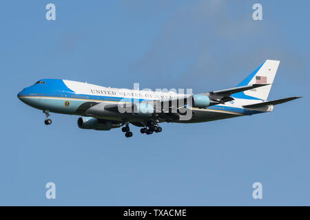 Air Force One mit Präsident Trumpf an Bord der Landung am Flughafen Stansted, Großbritannien Stockfoto