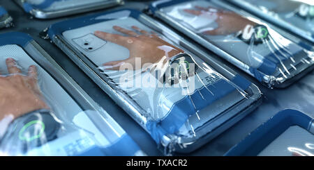 Menschliche Hände, bionische Organe Kunststoff-Vakuumverpackung. Konzept der Ersatz von Spenderorganen. Langlebigkeit medizinische Versorgung Augmentation Transplantation 3d Render Stockfoto
