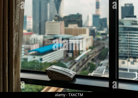 Das Telefon auf der Fensterbank des Hotels. Stockfoto