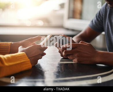 Paar mit ihren Handys im Cafe Stockfoto