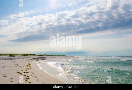 Tropische Gulf Coast Ocean Beach Landschaft Szene. Landschaftlich schöne touristische Reiseziel Lage. Entspannende Golf Küste Strände an der Küste. Stockfoto