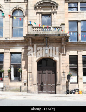 Vor dem Eingang zum Rathaus, Welshpool Welshpool, Powys, Großbritannien Stockfoto