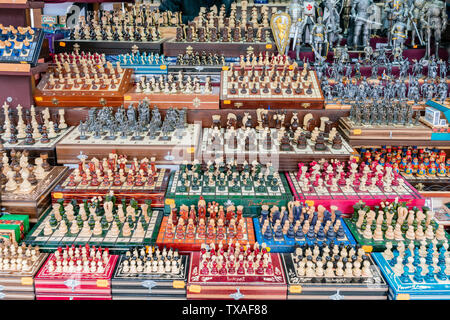 Budapest, 11. NOVEMBER: Straßenhändler, die unterschiedliche Art der Geschenke am November 11, 2018 Budapest, Ungarn Stockfoto