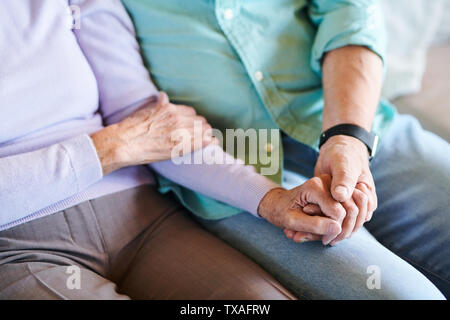 Hände von Reifen liebevollen Gatten in Freizeitmode Stockfoto