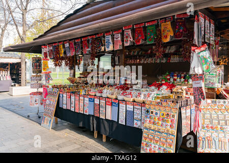 Budapest, 11. NOVEMBER: Straßenhändler, die unterschiedliche Art der Geschenke am November 11, 2018 Budapest, Ungarn Stockfoto