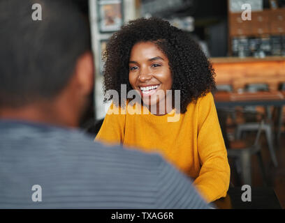 Frau sitzt mit ihrem Freund im Cafe Stockfoto