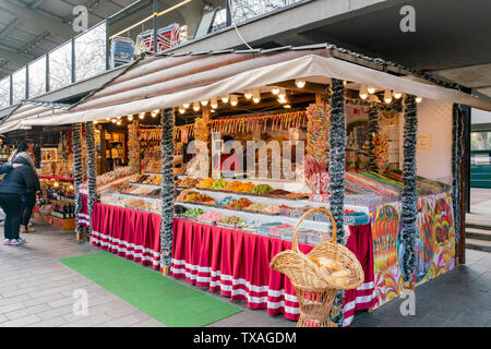Budapest, 11. NOVEMBER: Straßenhändler, die unterschiedliche Art der Geschenke am November 11, 2018 Budapest, Ungarn Stockfoto