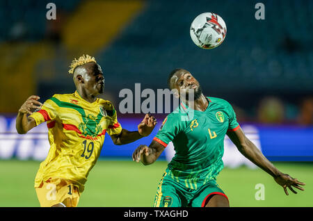 Suez, Ägypten. 24. Juni, 2019. Harouna Abou Moussa Djenepo von Mauretanien und Mali schwierig für den Ball während der 2019 Afrika Cup der Nationen Übereinstimmung zwischen Mali und Mauretanien am Suez Armee Stadion in Suez, Ägypten am 24. Juni 2019. Credit: Cal Sport Media/Alamy leben Nachrichten Stockfoto