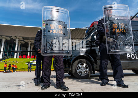 Tägliches Training von Polizei und die Polizisten in Polizeistationen der Shanghai National Convention und Exhibition Centre Stockfoto