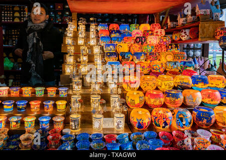 Budapest, 11. NOVEMBER: Straßenhändler, die unterschiedliche Art der Geschenke am November 11, 2018 Budapest, Ungarn Stockfoto