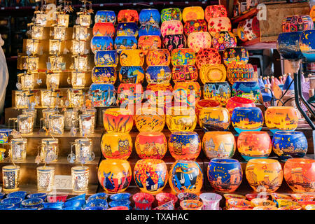 Budapest, 11. NOVEMBER: Straßenhändler, die unterschiedliche Art der Geschenke am November 11, 2018 Budapest, Ungarn Stockfoto