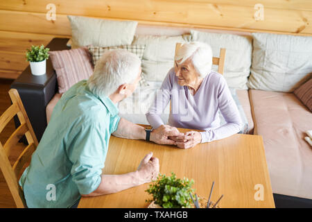 Reifen weißhaarige Frau bei ihrem Mann suchen Stockfoto