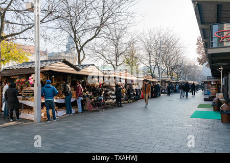 Budapest, 11. NOVEMBER: Straßenhändler, die unterschiedliche Art der Geschenke am November 11, 2018 Budapest, Ungarn Stockfoto