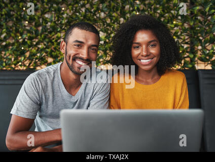 Lächelnde junge Paar mit laptop Stockfoto