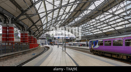 Bahnsteige im Bahnhof Liverpool Lime Street, Liverpool, England, UK Stockfoto